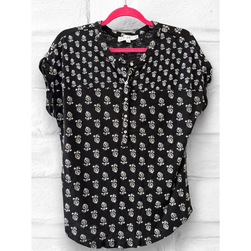 Chelsea & Theodore Women’s Medium Black Cap Sleeve Half Button Floral Blouse